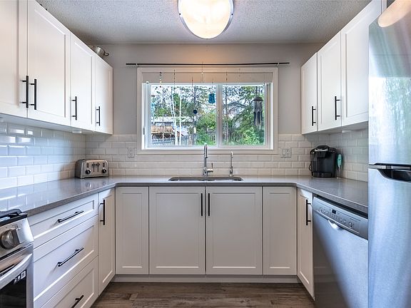 5th image of 144 Birch Cres