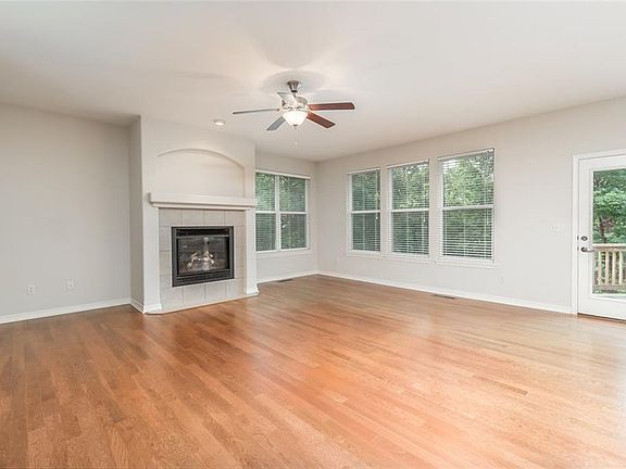 3rd image of 33 Merritt Cir