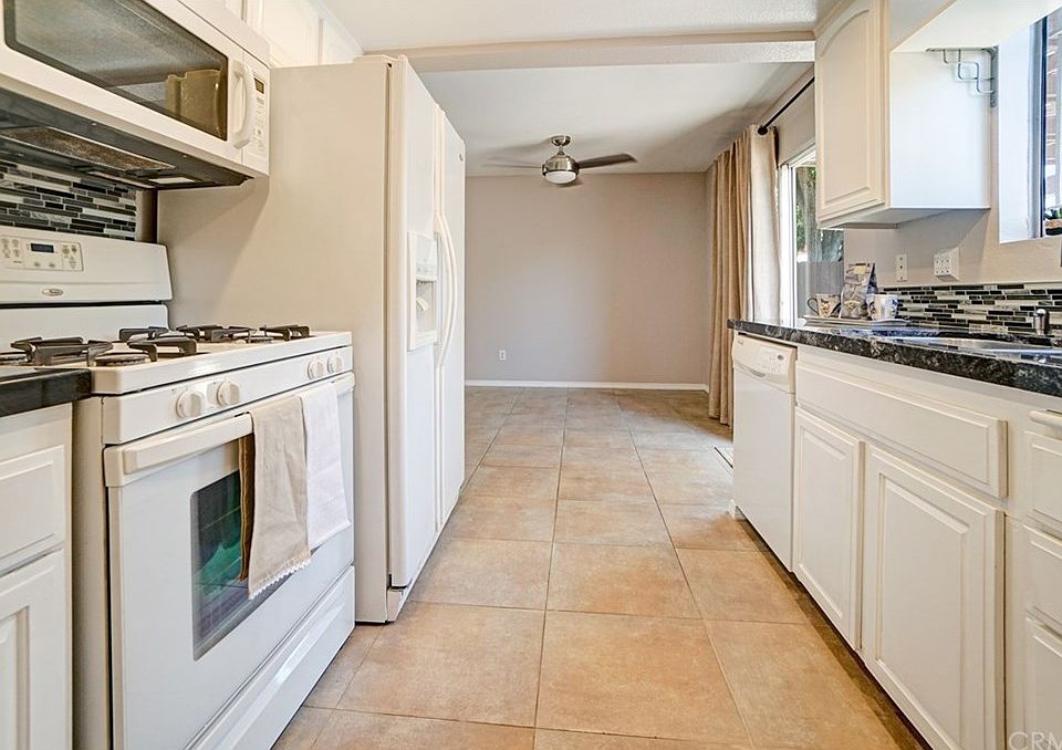 1st image of 204 Whitney Ave APT 3