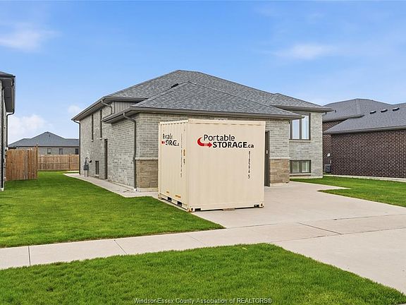 3rd image of 98 Peter Ave