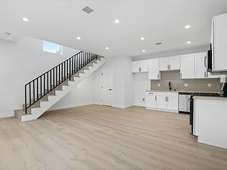 10900 Baird Ave — Photo 9