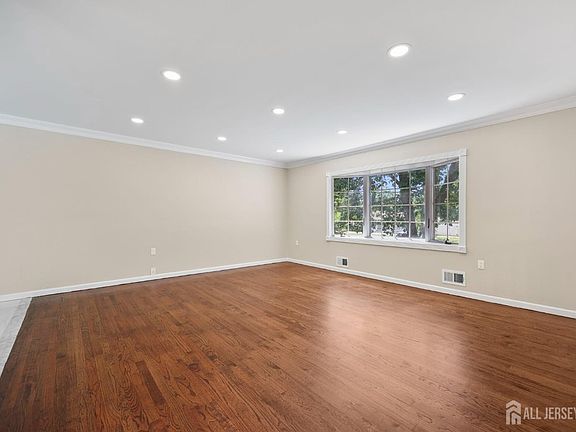 4th image of 333 Green St