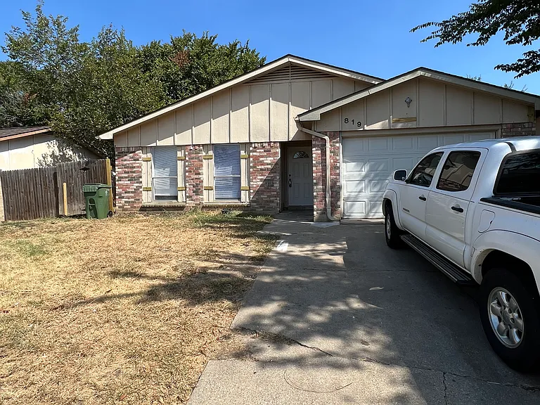 819 Sandalwood Ln — Photo 1