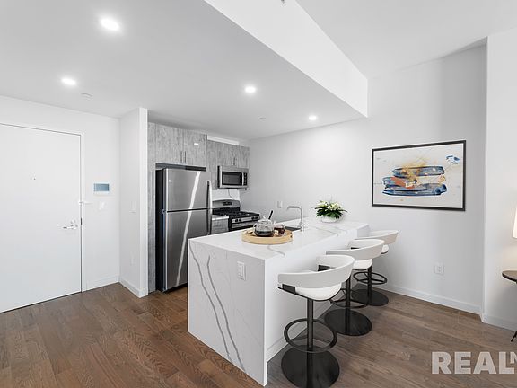 3rd image of 91-09 Roosevelt Ave #504
