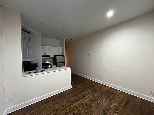 Rented by Salon Realty Corp | media 1