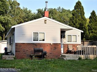 4040 Gleason Rd, Waterford, MI 48329