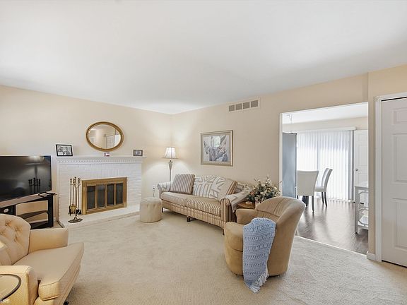 3rd image of 2982 Roundtree Dr