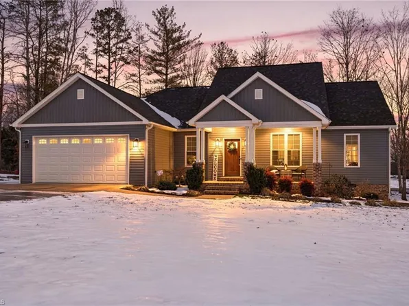 1196 Cape Hickory Rd, Hickory, NC 28601