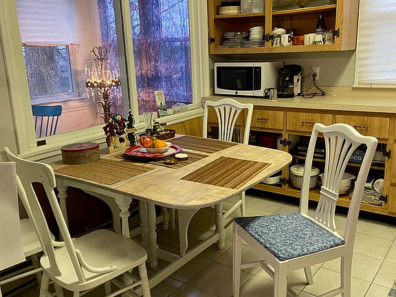Eat in kitchen (cabinets have been re-painted blue, see next photo)