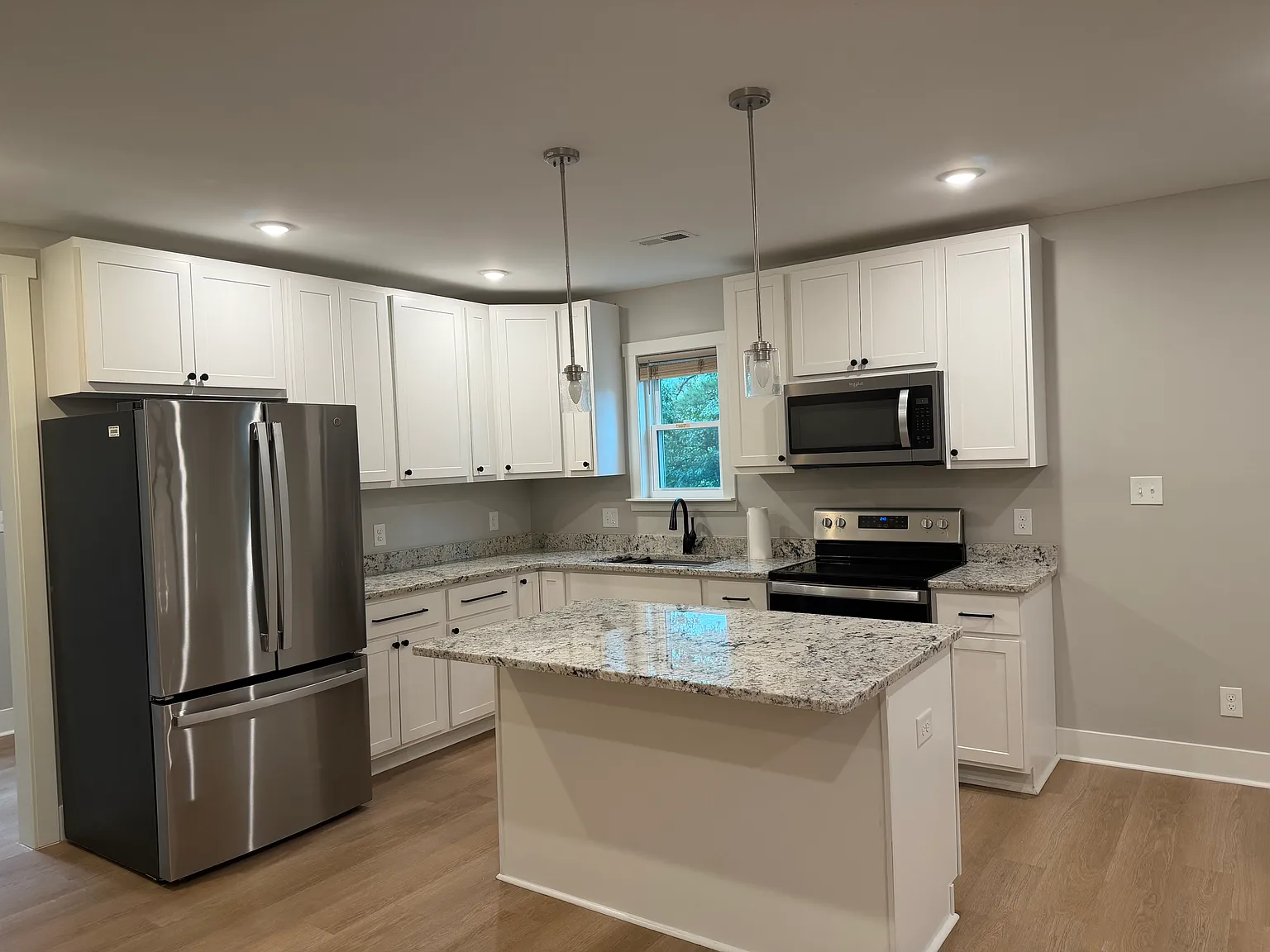 3 bed, 1000 sqft, $1,780 — Photo 4