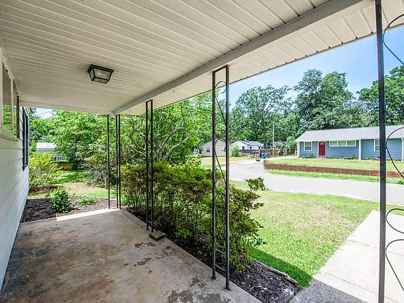 5th image of 422 Palm Dr SE