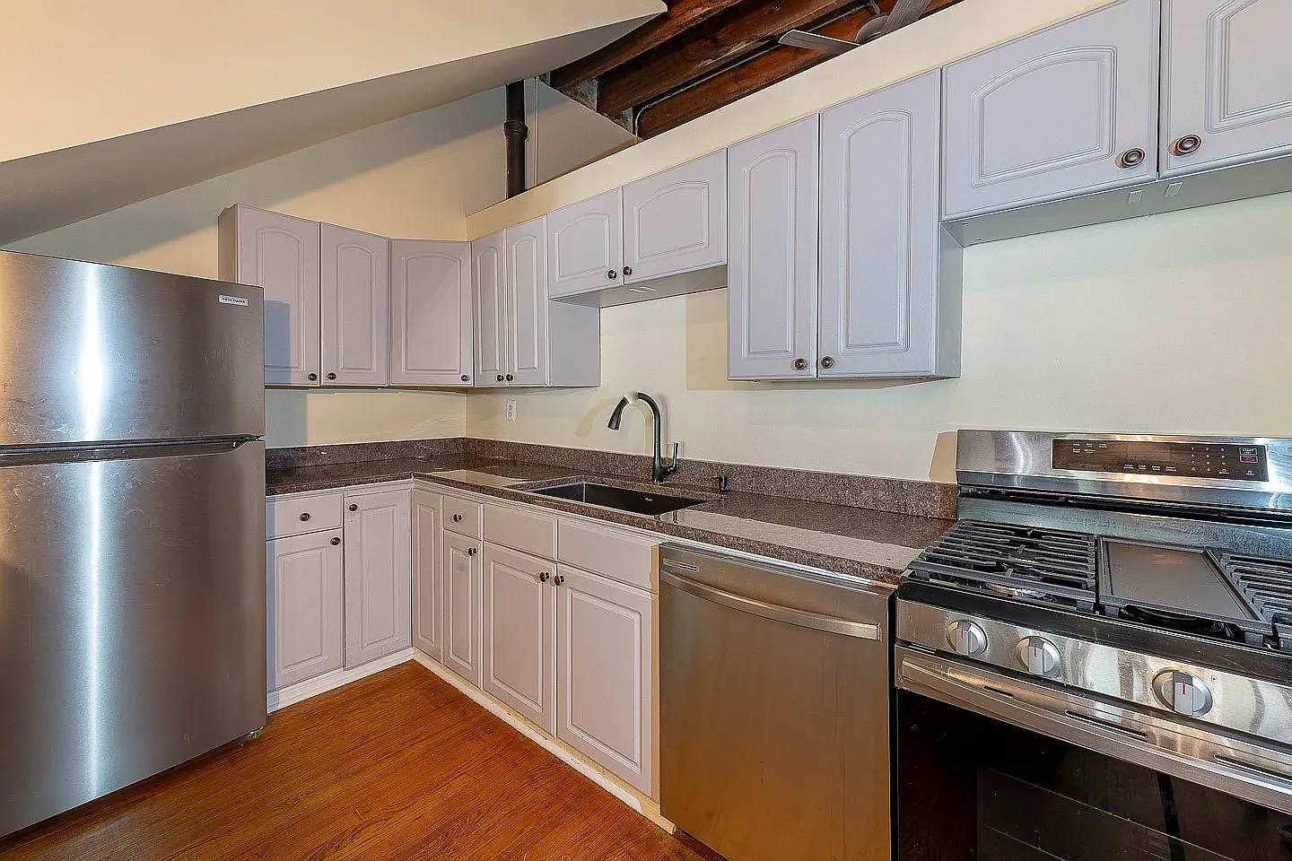 1 bed, 1.5 bath, 900 sqft, $1,950 — Photo 4