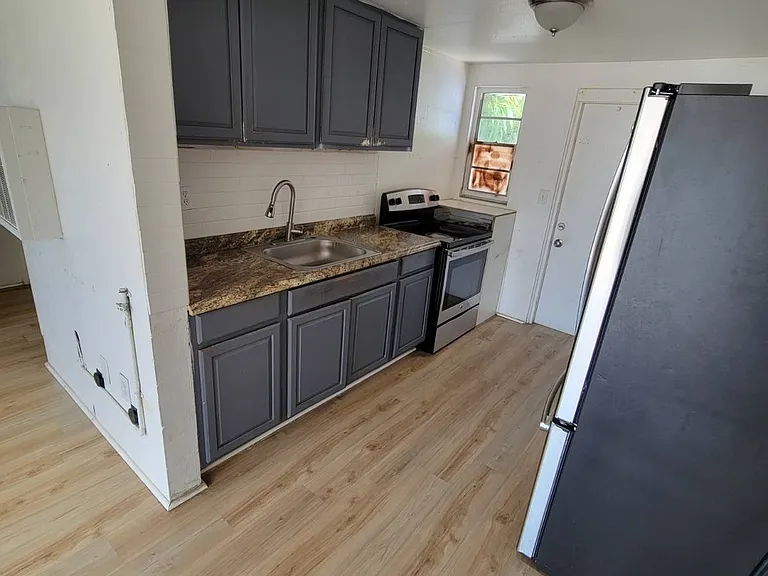 400 11th St W #410-C — Photo 2