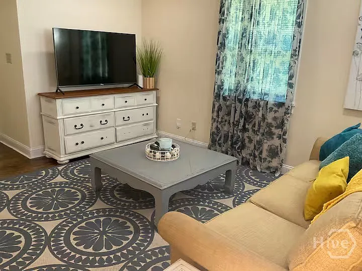 3 bed, 2.0 bath, 1375 sqft, $2,000 — Photo 3