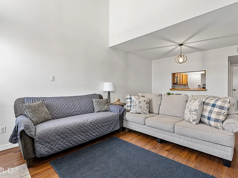 8 Meadow Creek Dr — Photo 5