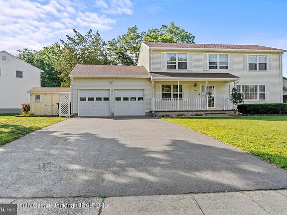 3rd image of 1015 Roanoke Dr