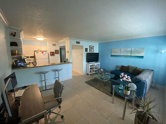 3rd image of 2124 NE 5th Ave APT 108