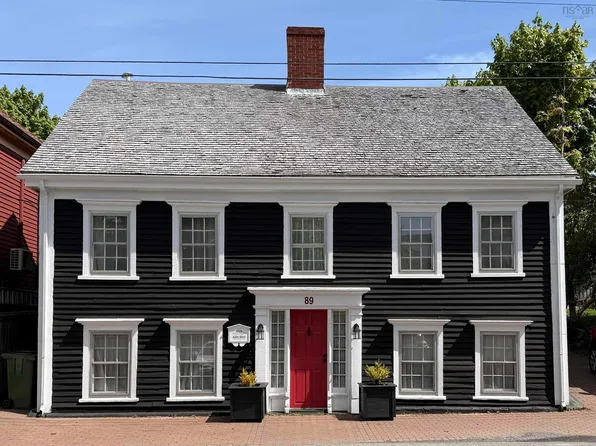 89 York St, Lunenburg, NS B0J 2C0