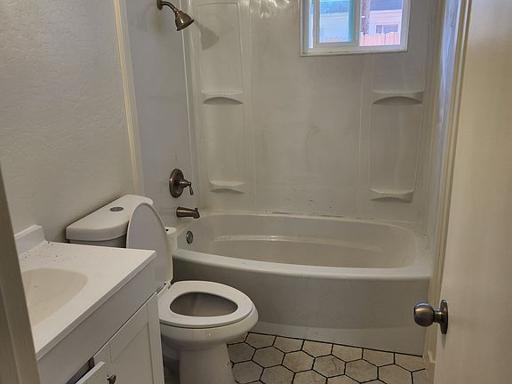 2nd image of 922 E Montebello Ave #B