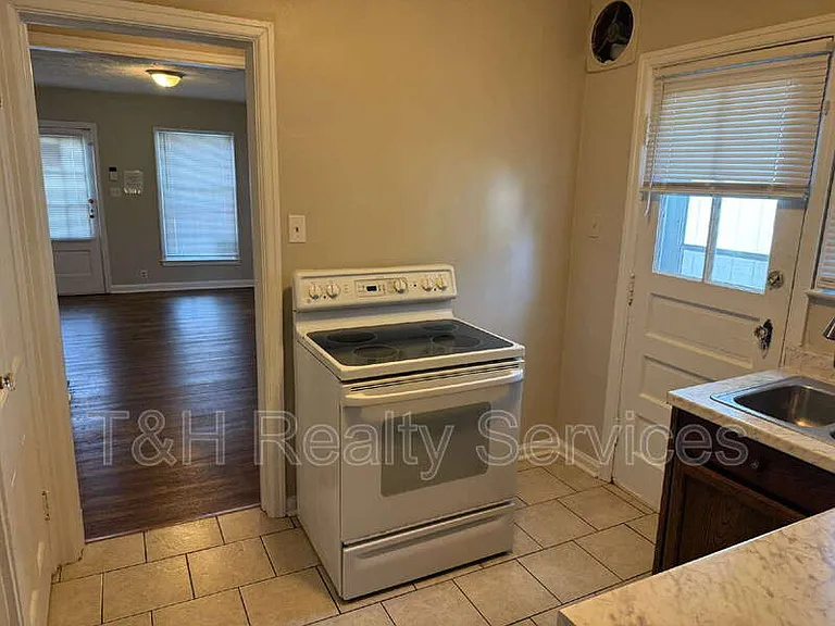 2106 E 46th St — Photo 13