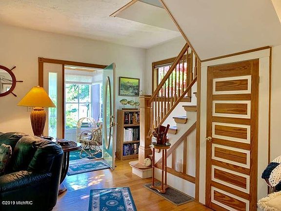 3rd image of 407 E Danaher St