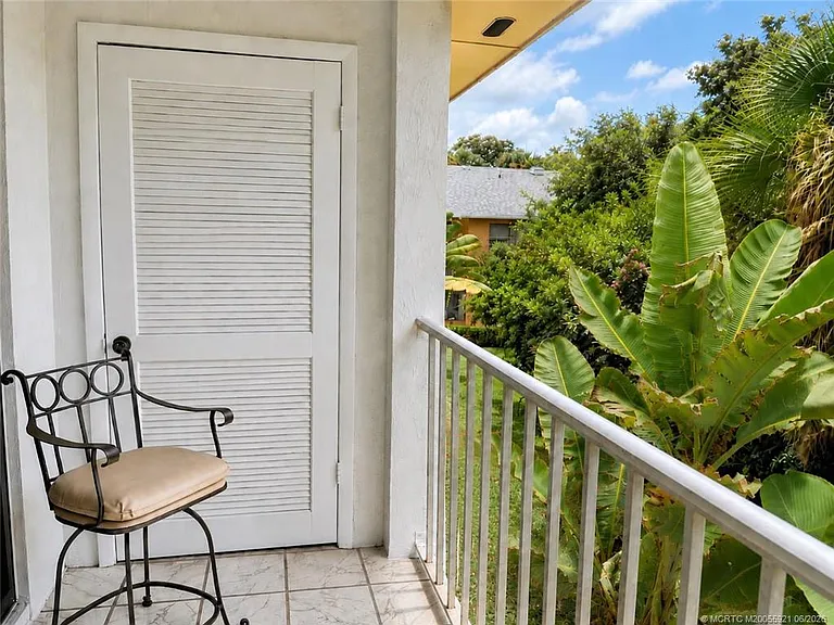 615 NW Oleander St #202 — Photo 6