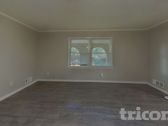 2nd image of 2075 Surrey Trl