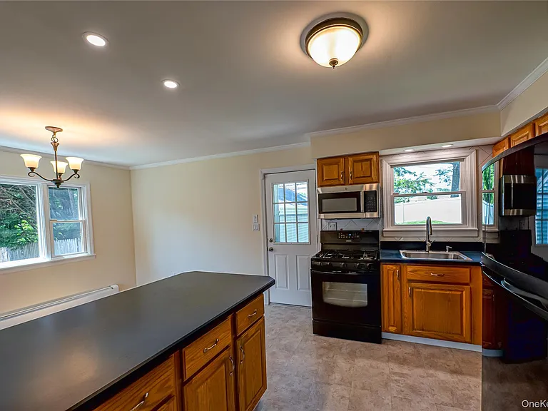 69 Allan Dr — Photo 10