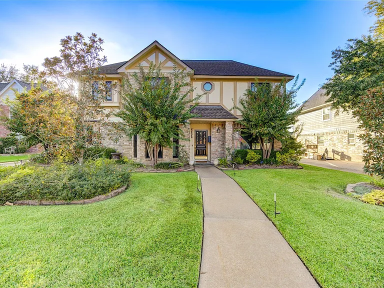 22526 Cove Hollow Dr — Photo 1