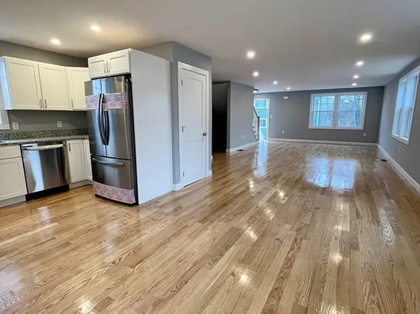 26 Pine Hill St, Lowell, MA 01852