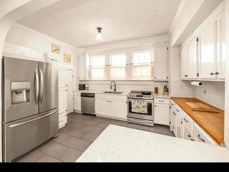 1011 Calvert St — Photo 7