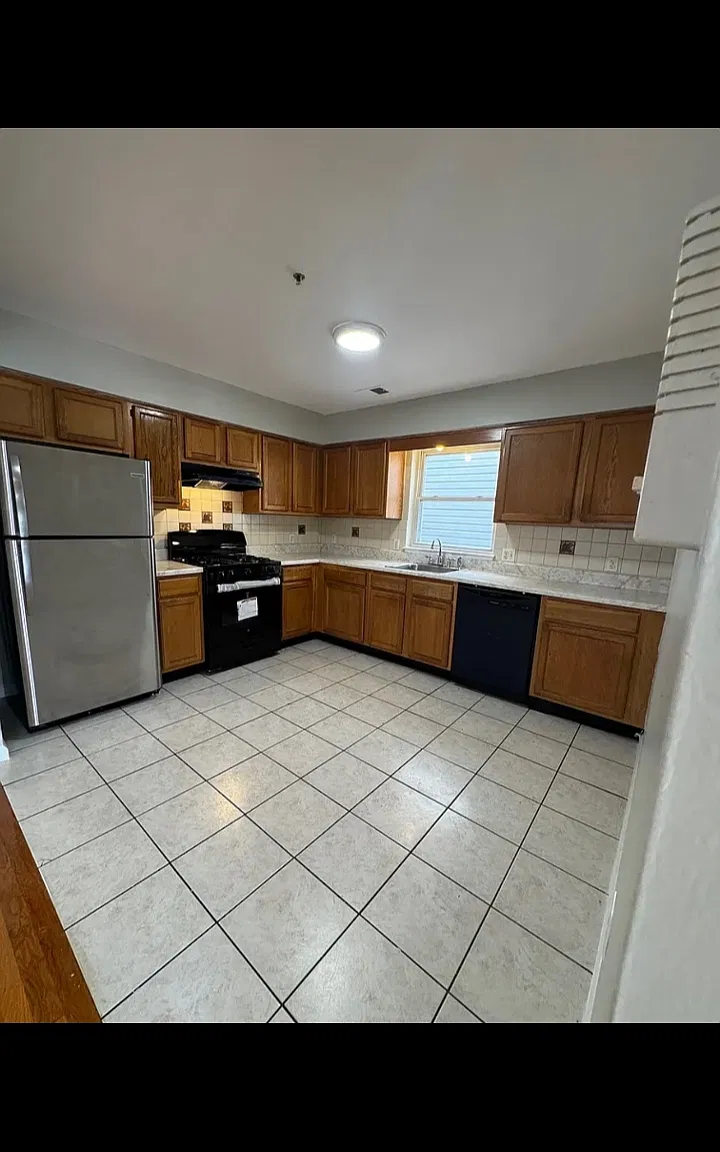 3 bed, $2,350 — Photo 1
