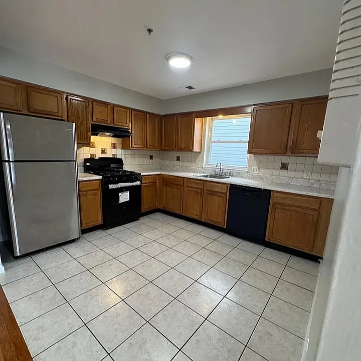 132 Fabyan Pl #2L