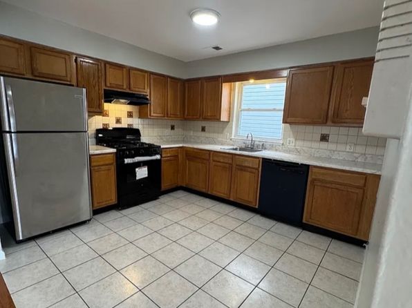 132 Fabyan Pl #2L
