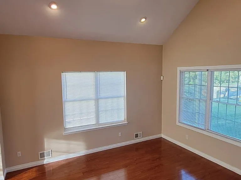 1081 Matthew St — Photo 6