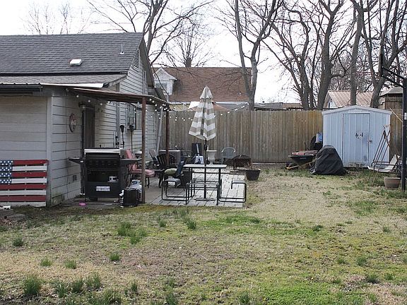 4th image of 417 E Locust Ave
