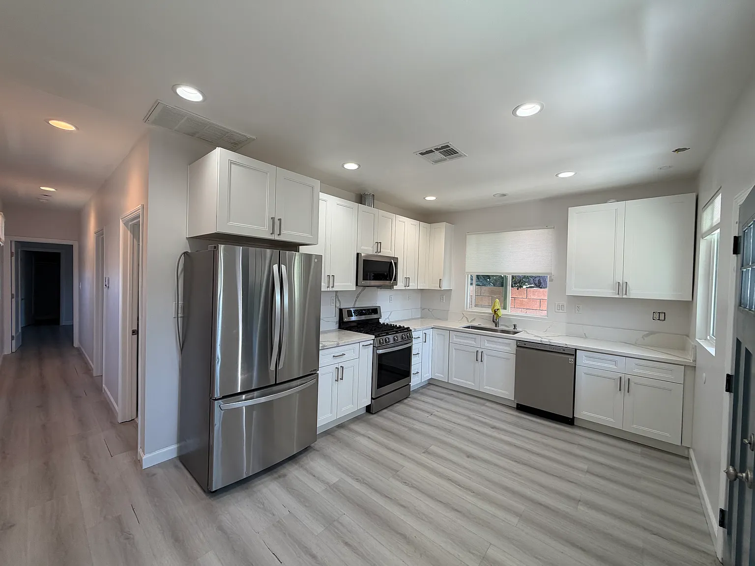 2 bed, 850 sqft, $2,700 — Photo 2