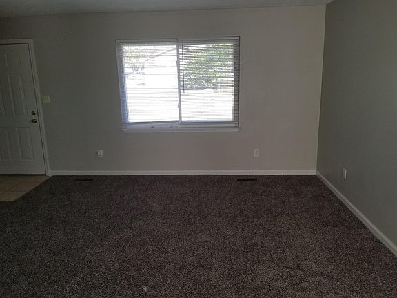 4th image of 301 Foxwood Dr