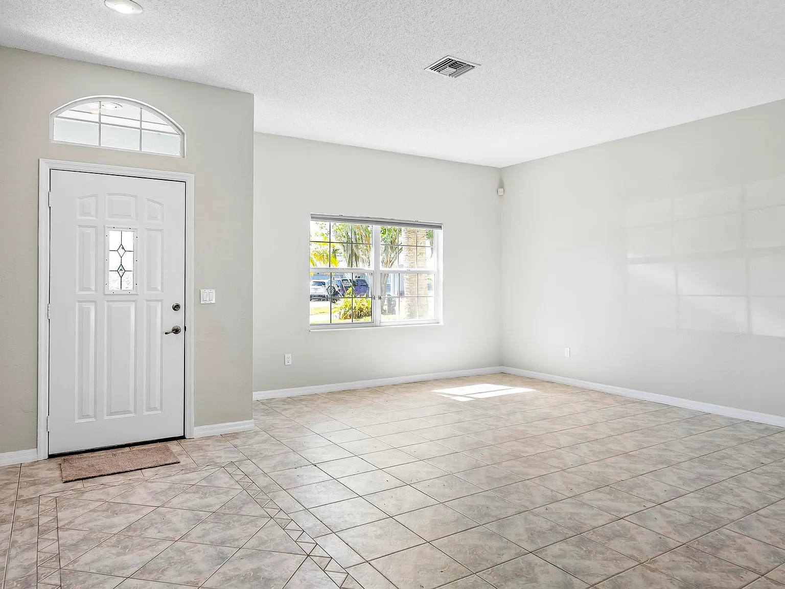 4 bed, 2271 sqft, $2,400 — Photo 3