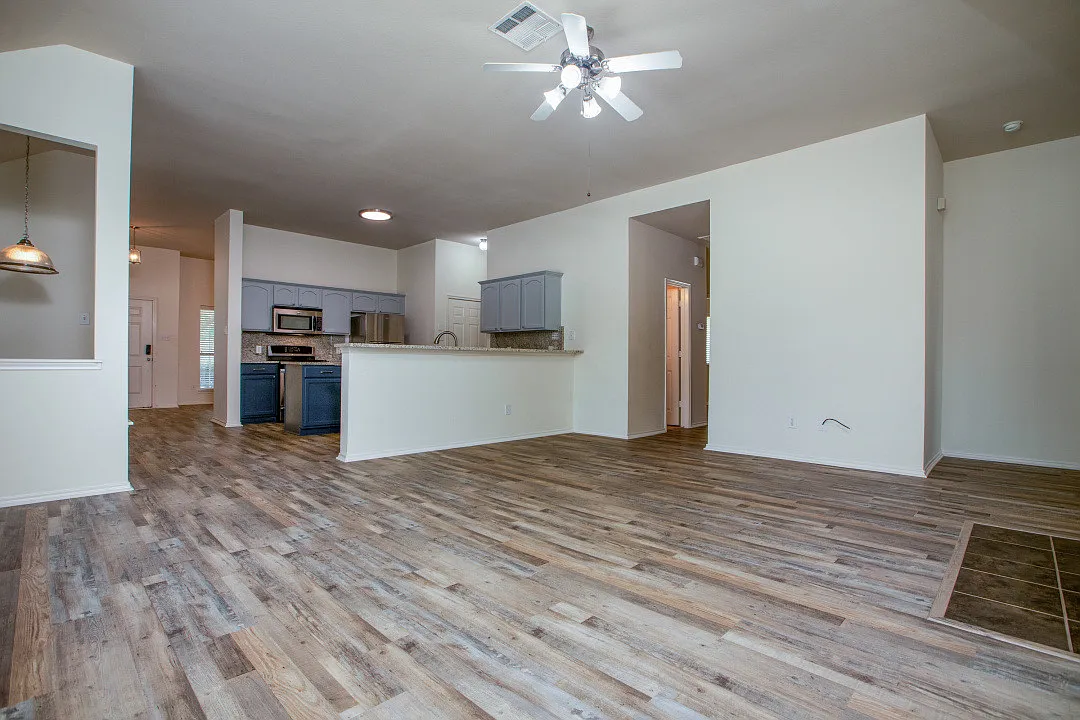 3 bed, 1735 sqft, $2,295 — Photo 3