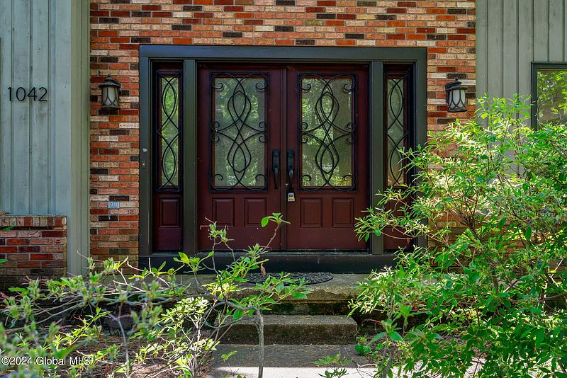 5th image of 1042 Valerie Drive