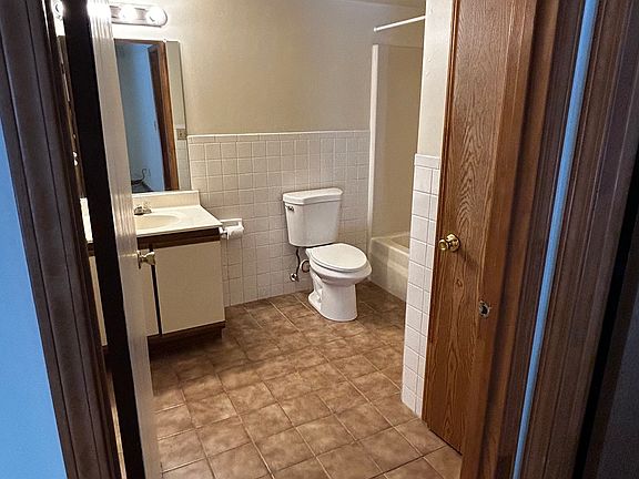 5th image of 916 Kings Rd #304
