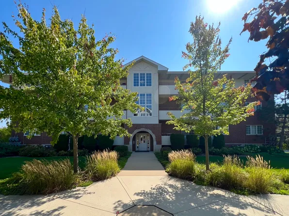 706 W 63rd St Unit 204, Westmont, IL 60559