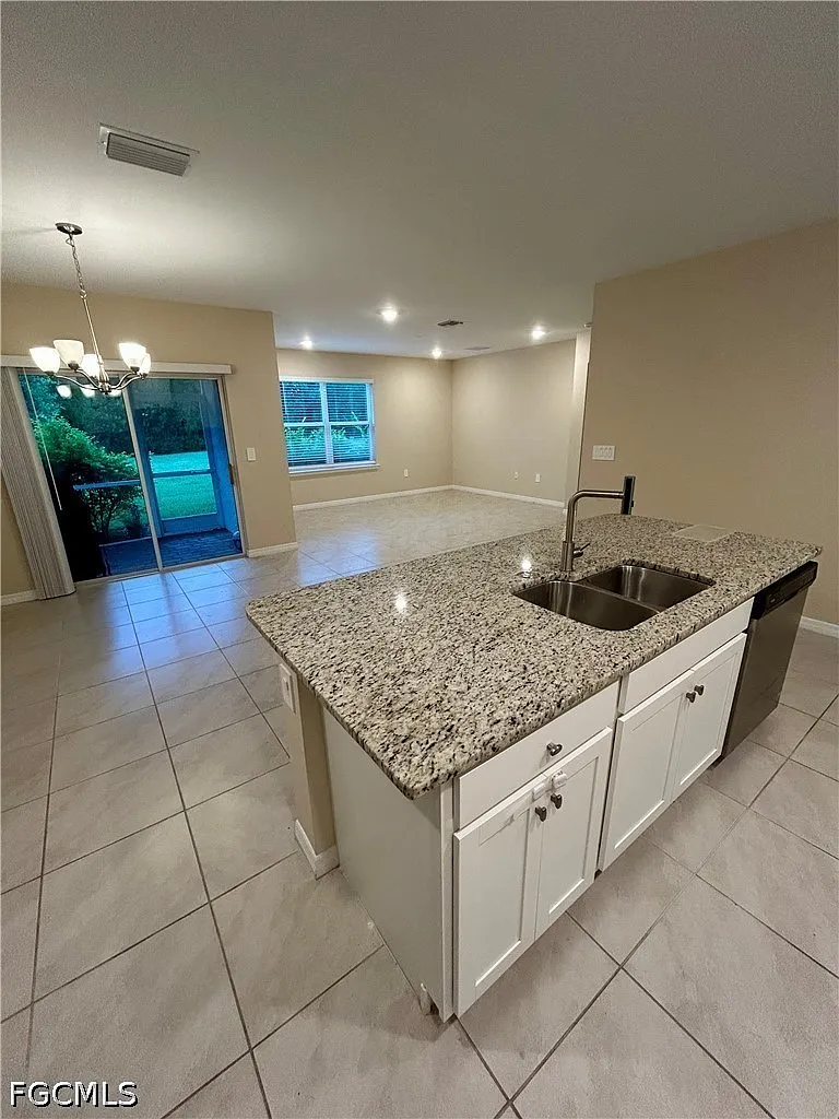 4 bed, 2.0 bath, 1828 sqft, $2,500 — Photo 4