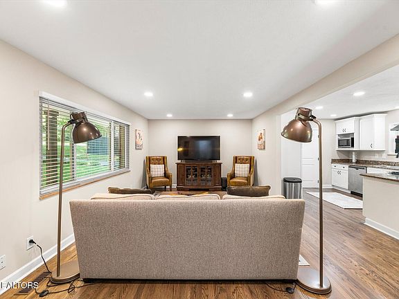4th image of 313 Hardwicke Dr