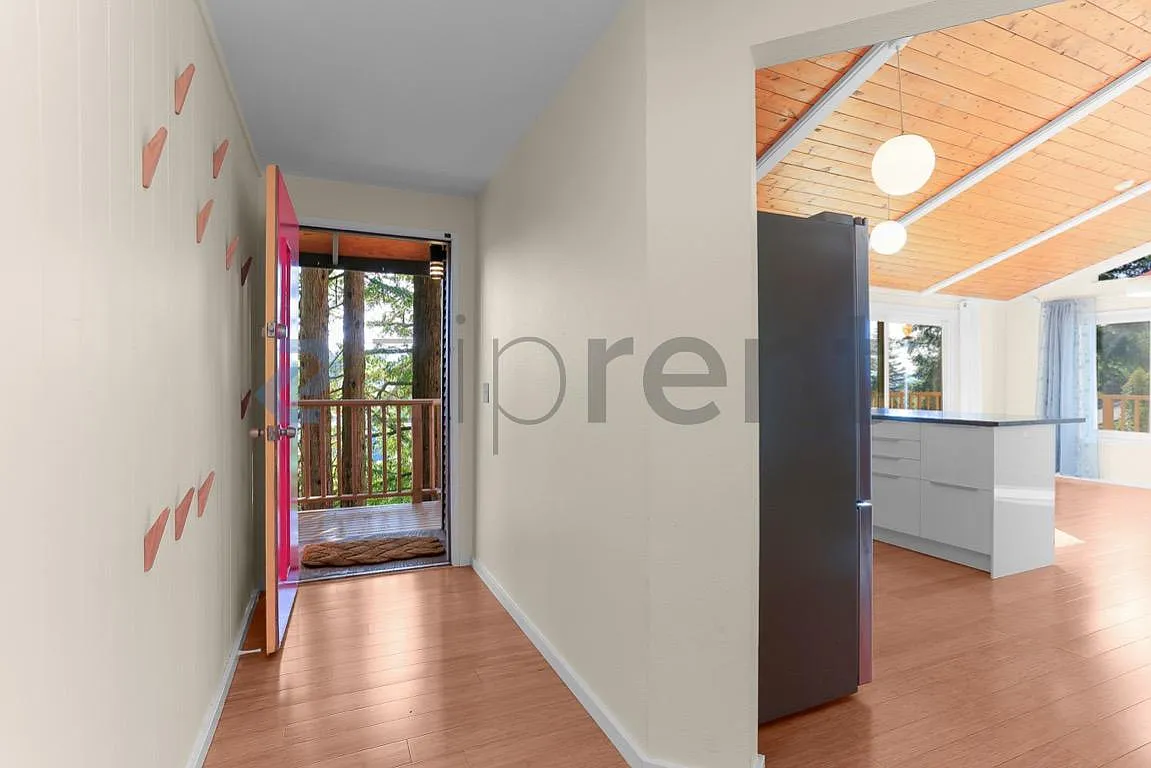 4 bed, 2300 sqft, $3,695 — Photo 3
