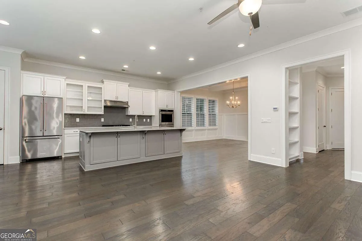 3 bed, 3.5 bath, 3785 sqft, $5,400 — Photo 2
