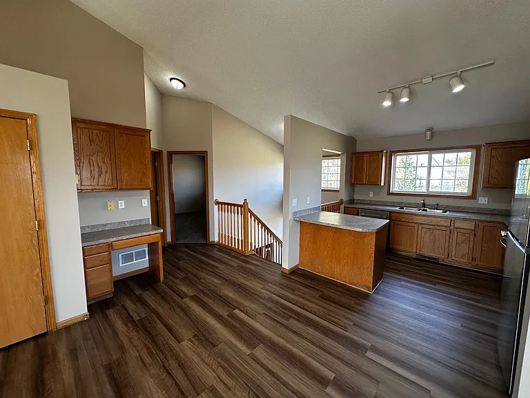 402 Creekside Dr — Photo 8