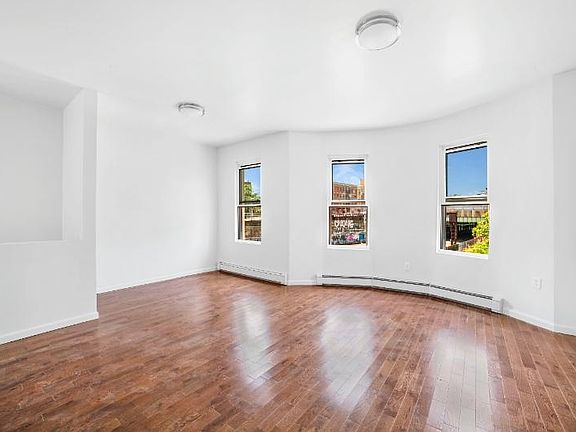 4th image of 1604 Van Buren St #1