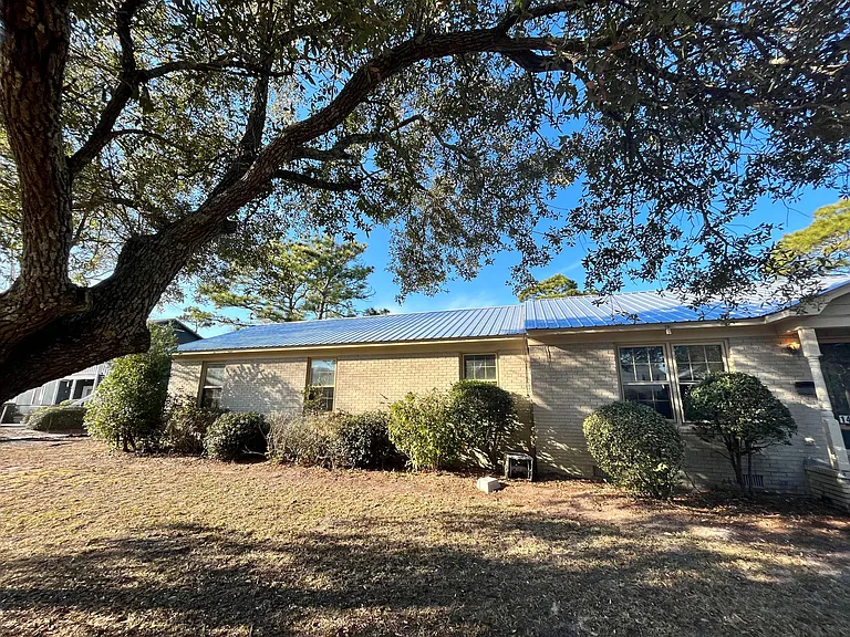 1427 Wellington Ave — Photo 3